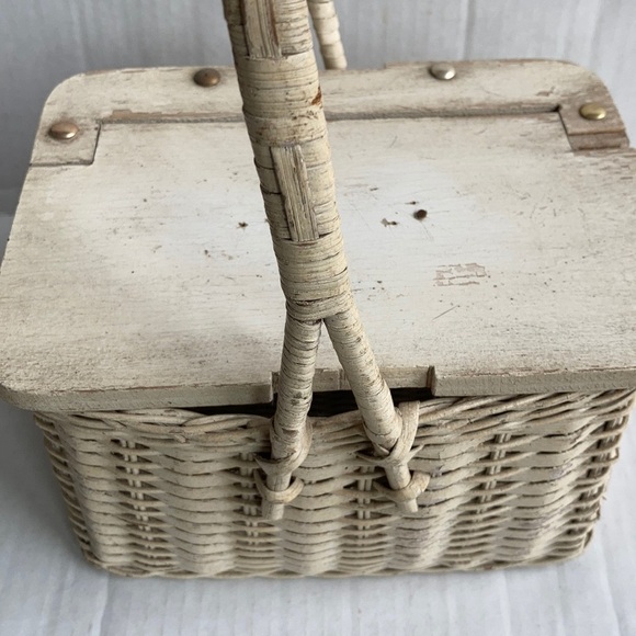 Vintage Hong Kong white distressed small basket - Picture 13 of 16